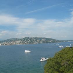 la baie de Cannes à l'horizon(la photo est prise de l'île de St marguerite)