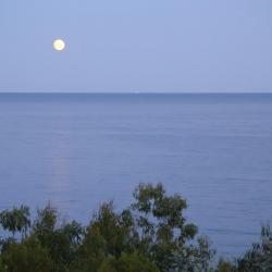 Die Boote reihen sich in der Nähe des Hafens aneinander